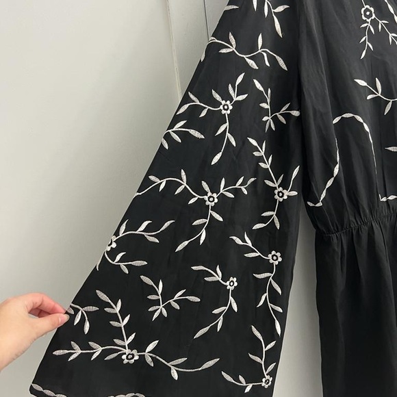 Embroidered romper - Picture 4 of 9